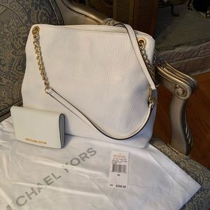 Michael Kors Leather-White& FREE Matching wallet🎉